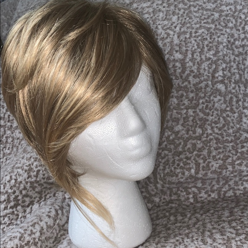 New unworn synthetic wig.  Short sassy style. - Picture 5 of 5